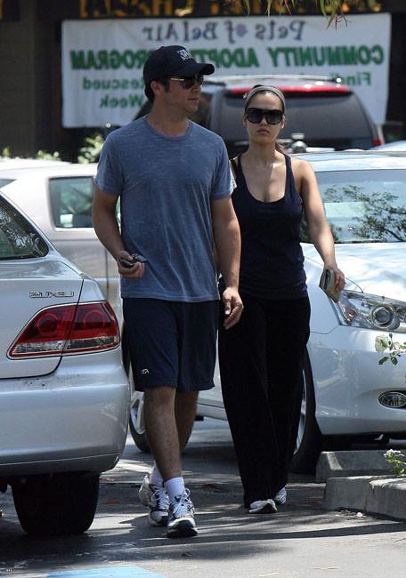 15P Celebrity actress Jessica Alba hard nipples workout