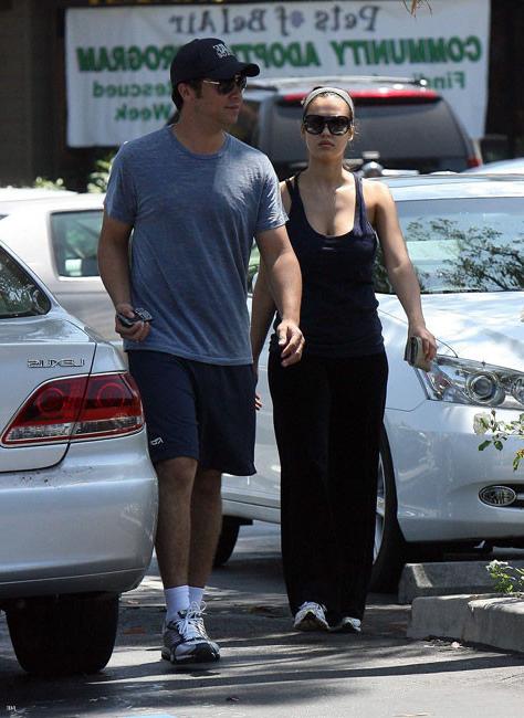 15P Celebrity actress Jessica Alba hard nipples workout