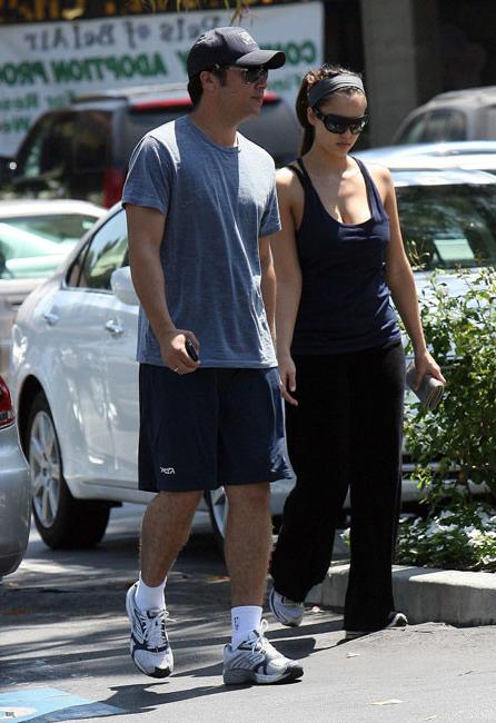 15P Celebrity actress Jessica Alba hard nipples workout