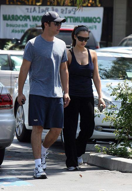 15P Celebrity actress Jessica Alba hard nipples workout