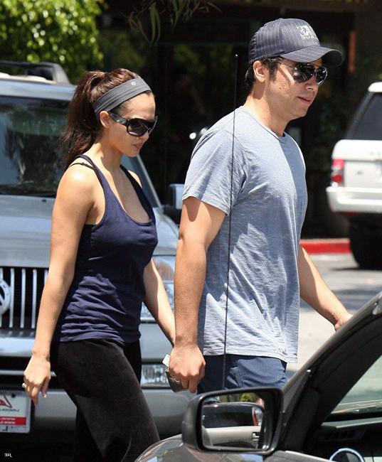 15P Celebrity actress Jessica Alba hard nipples workout