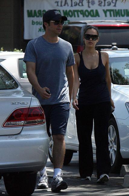 15P Celebrity actress Jessica Alba hard nipples workout