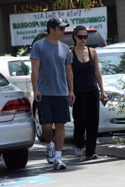 15P Celebrity actress Jessica Alba hard nipples workout