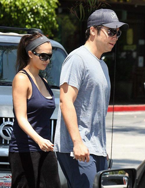 15P Celebrity actress Jessica Alba hard nipples workout
