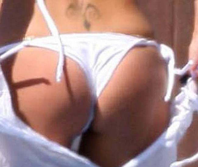 15P Stunning celebrity blonde Pamela Anderson exposed nude boobs