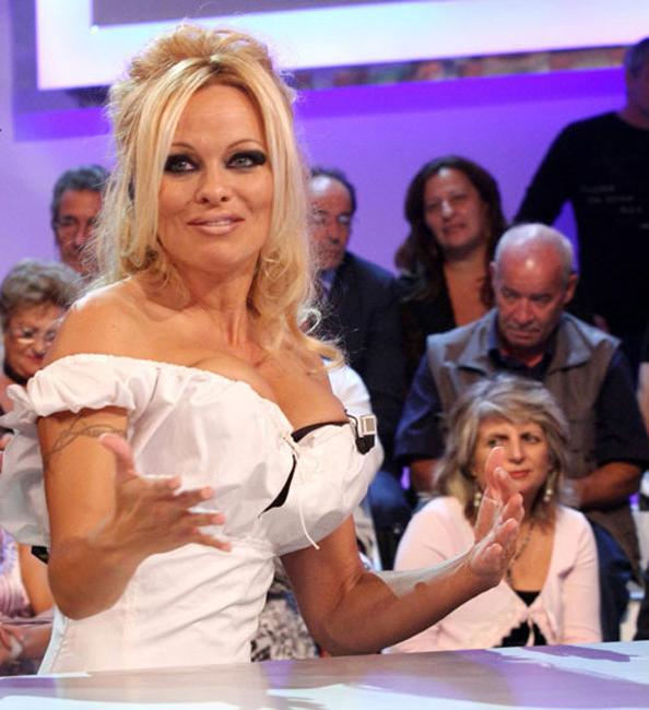 15P Stunning celebrity blonde Pamela Anderson exposed nude boobs