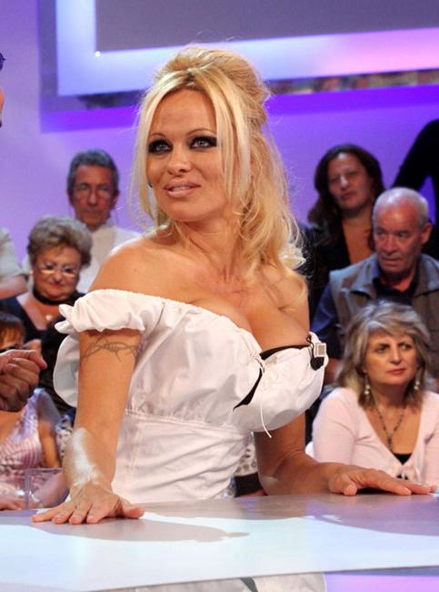15P Stunning celebrity blonde Pamela Anderson exposed nude boobs