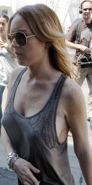 15P Celebrity Lindsay Lohan nice cleavage and nude boobs