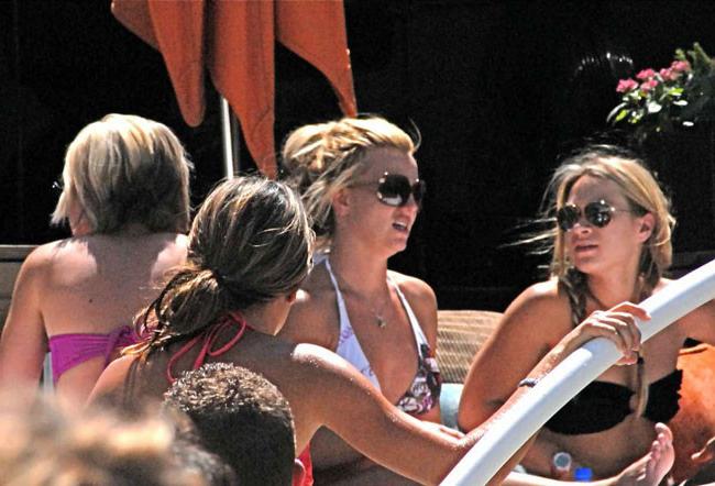 15P Celebrity singer Britney Spears exposed amazing ass