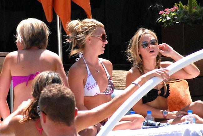 15P Celebrity singer Britney Spears exposed amazing ass
