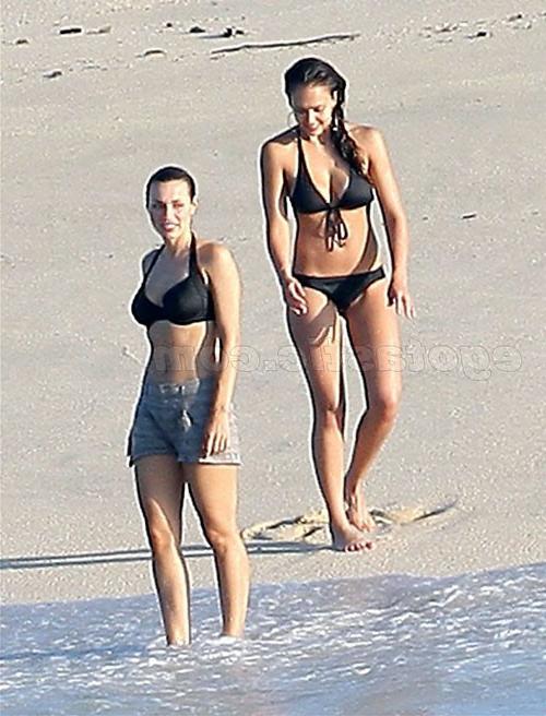 16P Jessica Alba showing her nice big tits in see thru