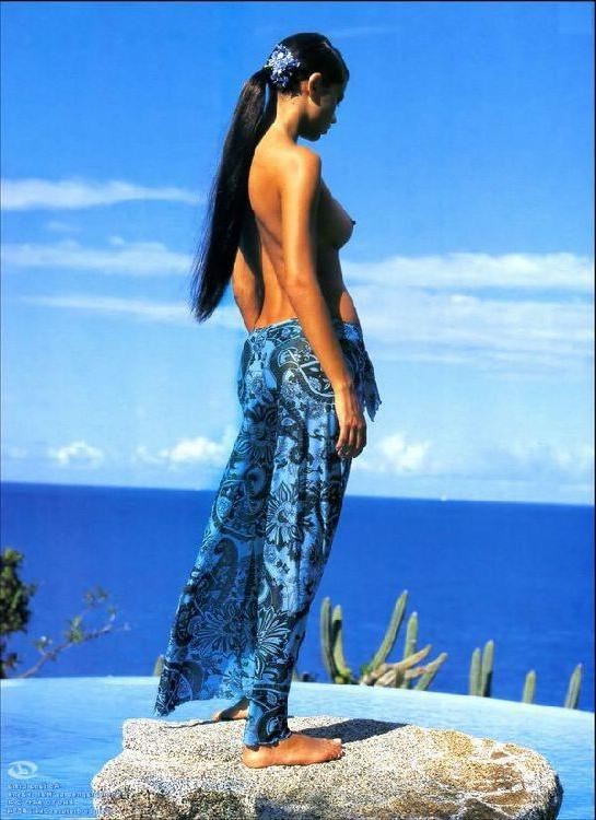 16P Celebrity pics of Adriana Lima where she is almost naked