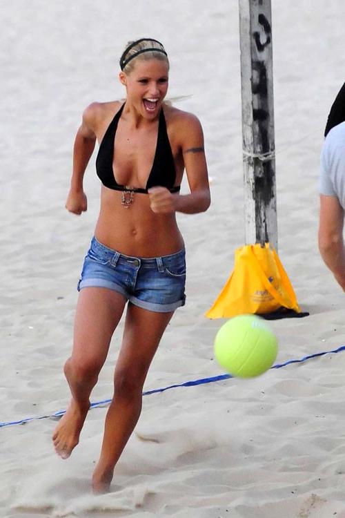 16P Michelle Hunziker showing her nice big tits