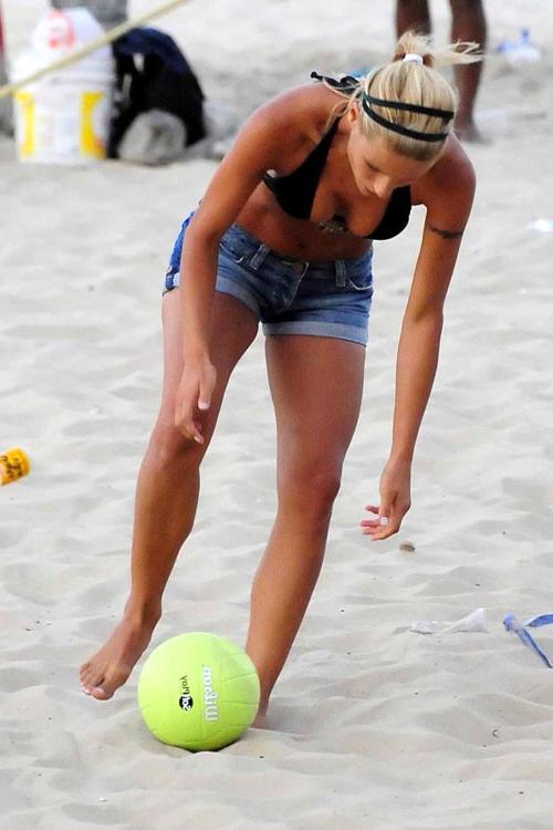 16P Michelle Hunziker showing her nice big tits