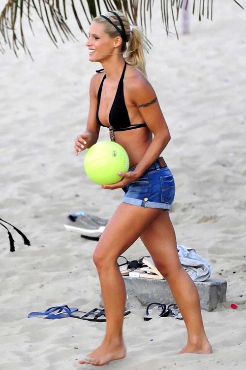 16P Michelle Hunziker showing her nice big tits
