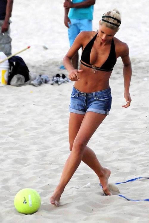 16P Michelle Hunziker showing her nice big tits