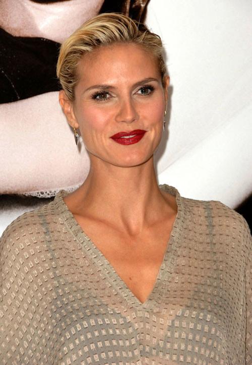 16P Heidi Klum showing her big tits and posing sexy