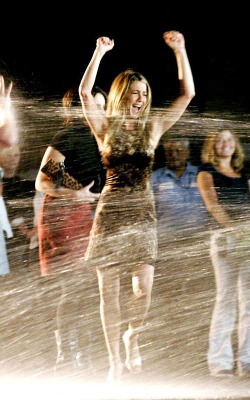16P Jennifer Aniston upskirt paparazzi pictures