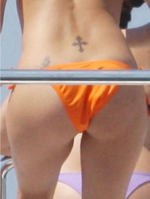 15P Latina celebrity Eva Longoria shows magnificent ass in bikini