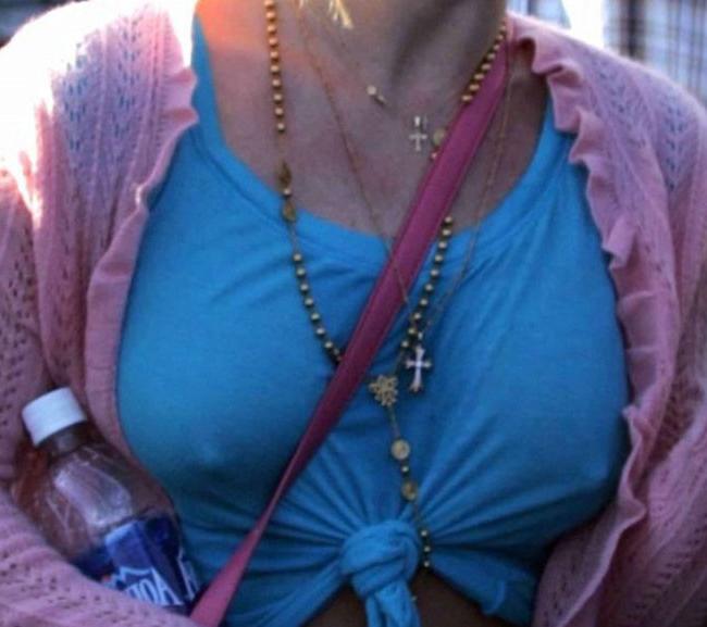 15P Celebrity Britney Spears shows hard nipples and her nude ass