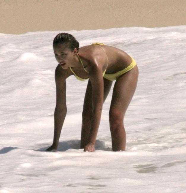 15P Celebrity Jessica Alba nice see through dress and sexy nude ass