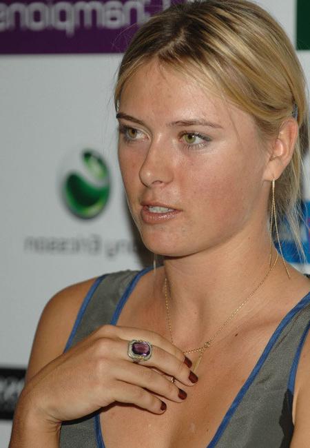 15P Cute celebrity Maria Sharapova showing her great tight body