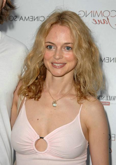 15P Celebrity Heather Graham shows smooth cleavage in a nice dress
