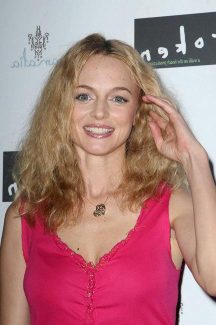 15P Celebrity Heather Graham shows smooth cleavage in a nice dress