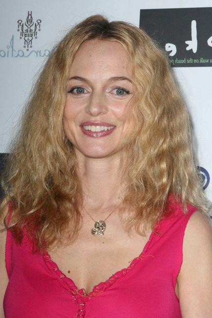 15P Celebrity Heather Graham shows smooth cleavage in a nice dress