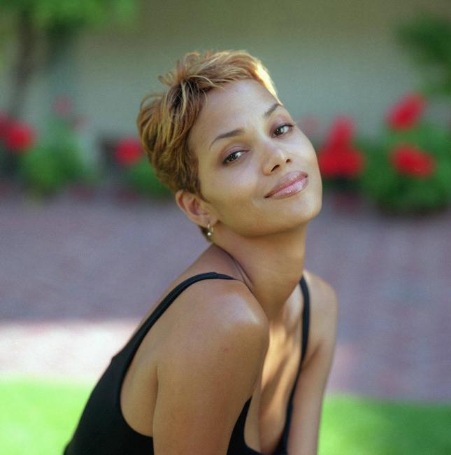 15P Ebony celebrity Halle Berry super nice ass and very sweet face