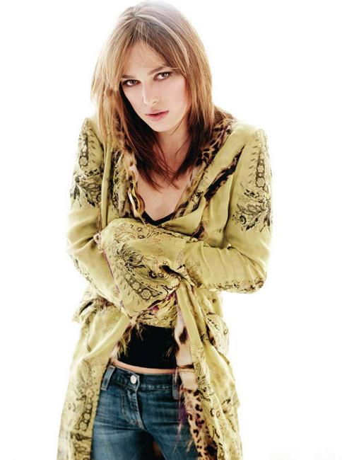 15P Celebrity actress Keira Knightley posing in very sexy lingerie