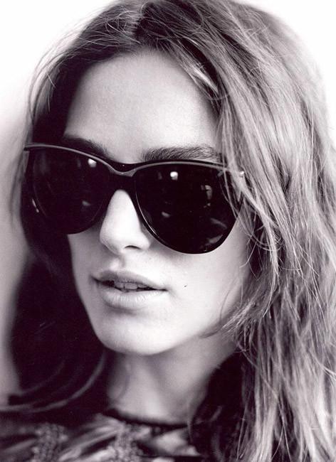 15P Celebrity actress Keira Knightley posing in very sexy lingerie