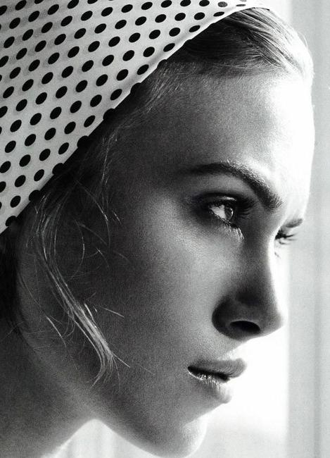 15P Celebrity actress Keira Knightley posing in very sexy lingerie