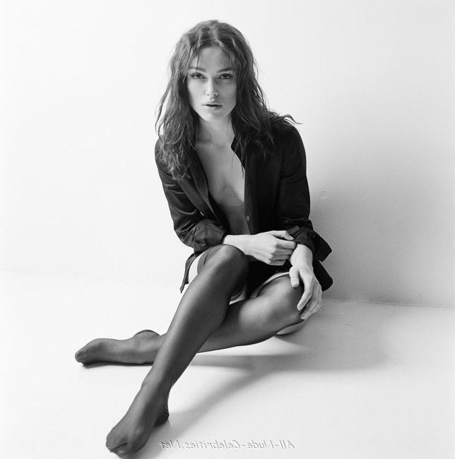 15P Celebrity actress Keira Knightley posing in very sexy lingerie