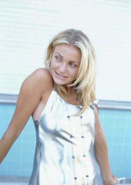 15P Celebrity sweet babe Cameron Diaz shows perky tits in nice dress