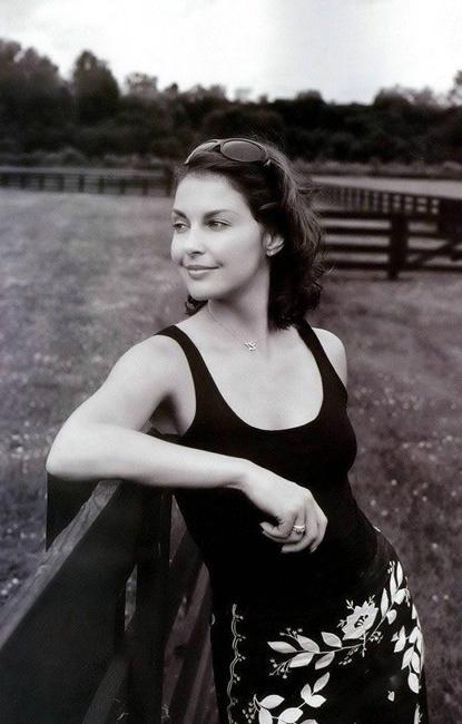 15P Celebrity Ashley Judd perfect smile and sexy body glamour pics