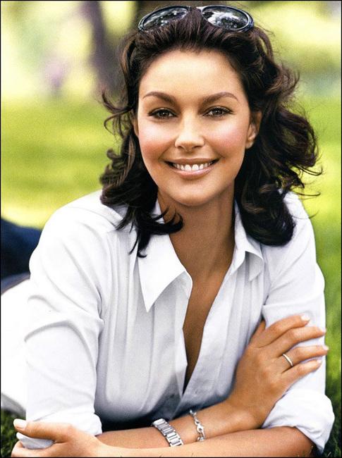 15P Celebrity Ashley Judd perfect smile and sexy body glamour pics