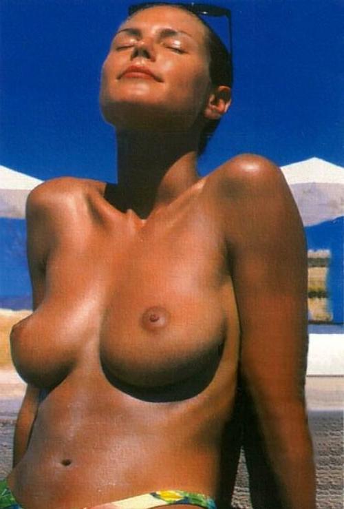 16P Heidi Klum showing her nice big tits and posing nude in flowers