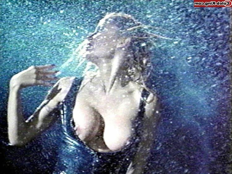 16P Hot celebrity Pamela Anderson showing her big boobs