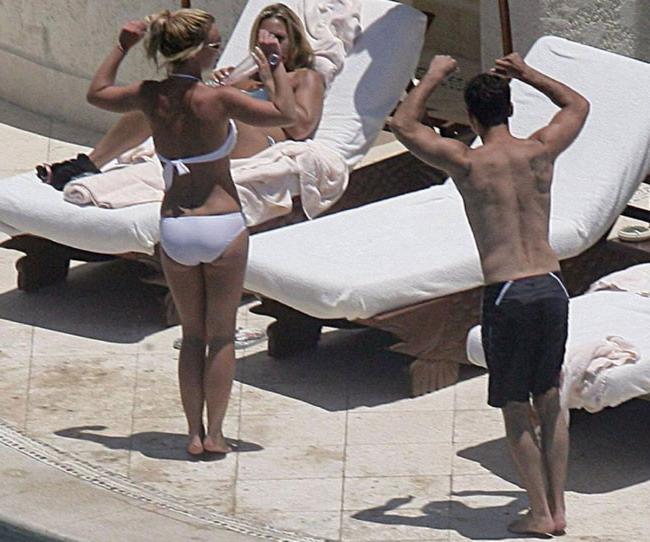 15P Celebrity Britney Spears nice blowjob and shows shaved pussy
