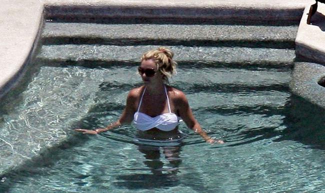 15P Celebrity Britney Spears nice blowjob and shows shaved pussy