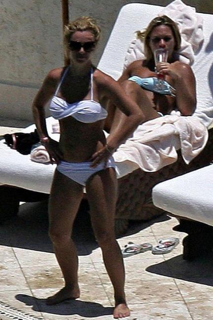 15P Celebrity Britney Spears nice blowjob and shows shaved pussy
