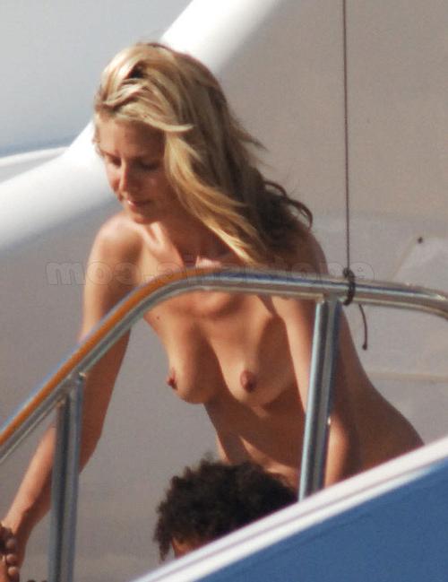 16P Heidi Klum showing small tits to paparazzi and posing in bikini