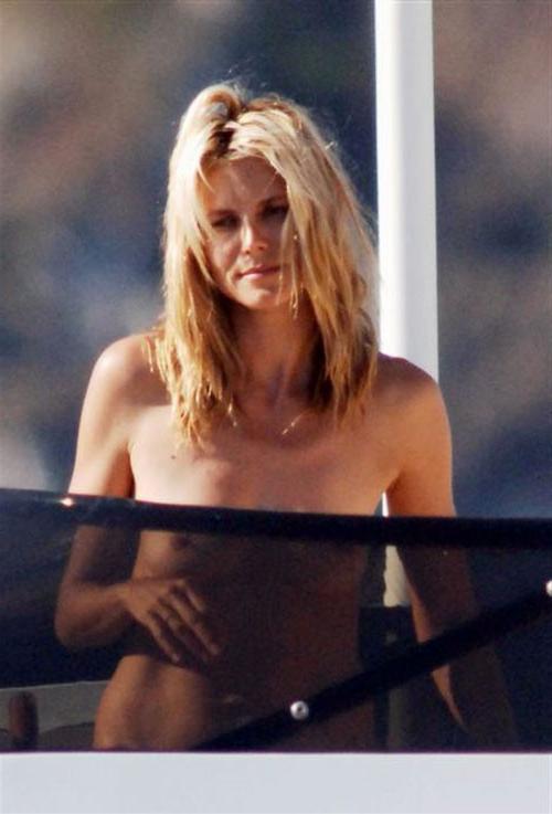 16P Heidi Klum showing small tits to paparazzi and posing in bikini