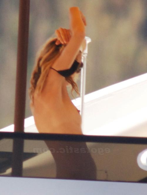 16P Heidi Klum showing small tits to paparazzi and posing in bikini
