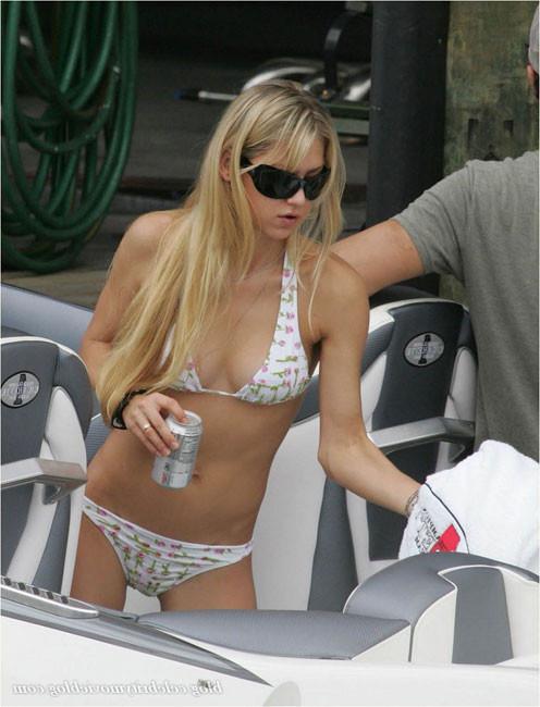 15P Celebrity Anna Kournikova really sexy outfit