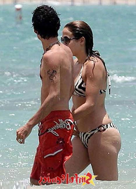 15P Celebrity cutie and best singer Jennifer Lopez nice upskirt
