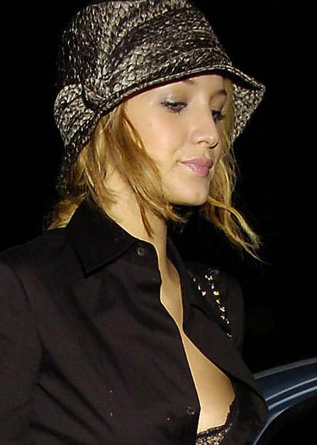 15P Celebrity top scandal babe Ashlee Simpson nice nipple slip