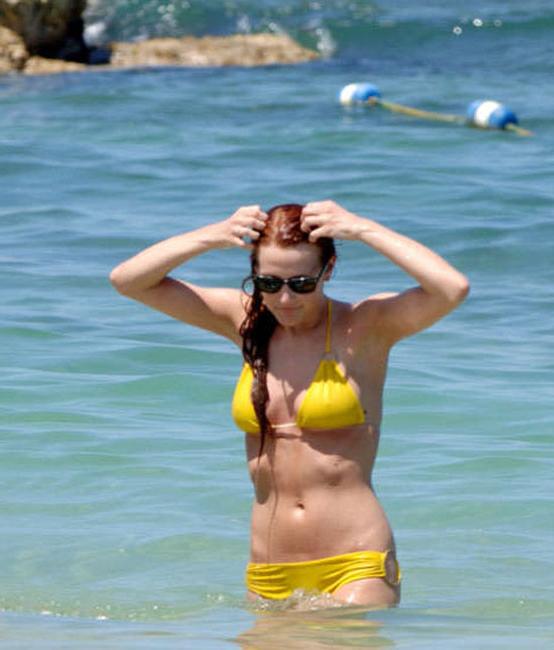 15P Celebrity top scandal babe Ashlee Simpson nice nipple slip