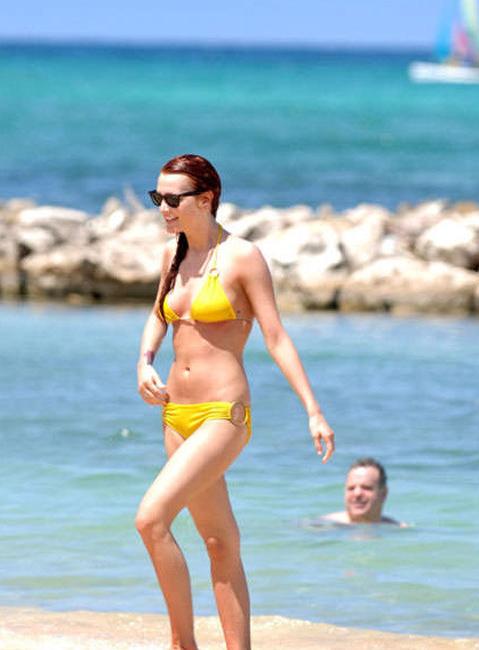 15P Celebrity top scandal babe Ashlee Simpson nice nipple slip